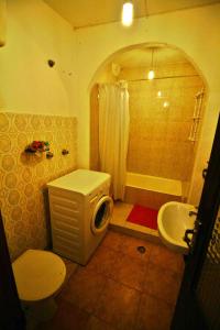 uma casa de banho com um chuveiro, um WC e um lavatório. em Casa Playa de Esteiro em Esteiro-Muros