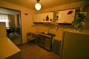 uma cozinha com um fogão e um frigorífico em Casa Playa de Esteiro em Esteiro-Muros