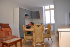 塞納河畔沙蒂永的住宿－Gites Rural De La Douix，一间厨房,里面配有桌椅