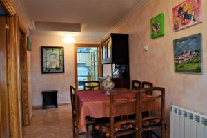una sala da pranzo con tavolo e camino di Casa Rural El Camino a Montemayor de Pililla Altre 12 foto