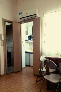 Zimmer mit einer Küche mit einem Tisch und Stühlen in der Unterkunft Departamento Fran in La Plata
