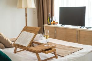 um copo de vinho e uma cadeira numa sala de estar em Hotel Kadmo by Aycon em Budva