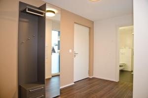 um corredor com uma porta que leva a uma casa de banho em Apartment Edelwyss - GriwaRent AG em Interlaken