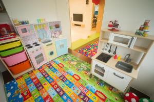 Una cocina o kitchenette en Playful Paradise