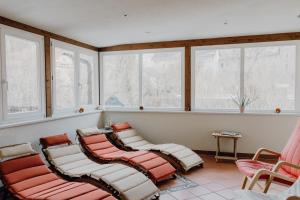 eine Gruppe Stühle in einem Zimmer mit Fenstern in der Unterkunft Hotel Restaurant Platzer in Gmünd in Kärnten