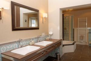 ein Badezimmer mit 2 Waschbecken und einem Spiegel in der Unterkunft Ferienwohnung Saarlandblick in Mettlach