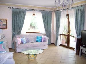 salon z kanapą i oknem w obiekcie B&B Villa Garden w mieście Chieti