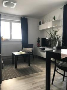 ein Wohnzimmer mit einem Tisch und einem Sofa in der Unterkunft Apartment Gisi in Innsbruck