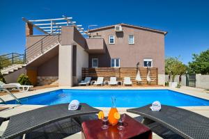 een villa met zwembad en huis bij Stylish & luxury villa with pool, biliard, extra pool heating available - WiiBuk in Pula