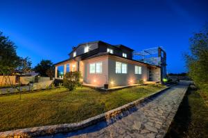 Gallery image of Stylish & luxury villa with pool, biliard, extra pool heating available in Pula
