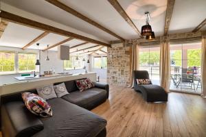 een woonkamer met een bank en een tafel bij Stylish & luxury villa with pool, biliard, extra pool heating available - WiiBuk in Pula