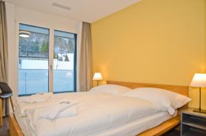 Postel nebo postele na pokoji v ubytování Apartment Gänseblüemli - GRIWA RENT AG