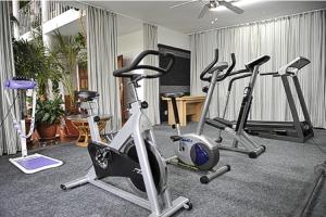 einen Fitnessraum mit mehreren Heimtrainern in einem Raum in der Unterkunft White House in Prag