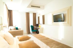 TV a/nebo společenská místnost v ubytování Hotel Kadmo by Aycon