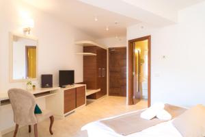 TV a/nebo společenská místnost v ubytování Hotel Kadmo by Aycon