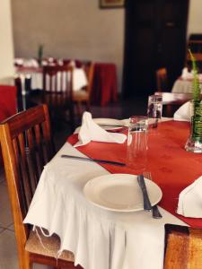 Restorāns vai citas vietas, kur ieturēt maltīti, naktsmītnē Virunga Hotel