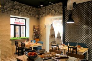 MaNNa Boutique Hotel tesisinde bir restoran veya yemek mekanı