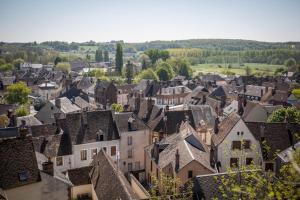 - une vue sur une ville avec des toits dans l'établissement Le Sauvage, à Château-Renard