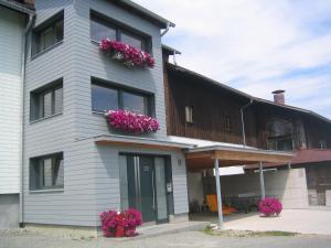 una casa con fioriere su un lato di Hof Lässer a Möggers
