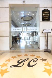 una alfombra estrella en el vestíbulo de un centro comercial en Life Corner Hotel en İzmir