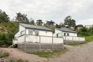une maison sur le côté d'un chemin de terre dans l'établissement First Camp Edsvik-Grebbestad, à Skickeröd