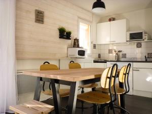 リュス・サン・ソヴァールにあるPré de Baresのキッチン(木製テーブル、椅子付)