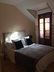 Posteľ alebo postele v izbe v ubytovaní Apartamento Conde Luna