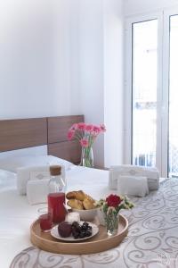 リスボンにあるQuiet and Bright Apartment 16 by Lisbonne Collectionのベッドの上に座った食料品のトレイ