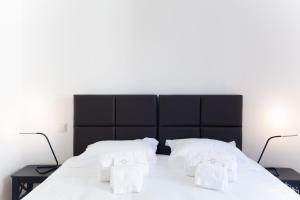 リスボンにあるQuiet and Bright Apartment 16 by Lisbonne Collectionのベッドルーム(白い大型ベッド、白い枕付)