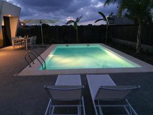 The swimming pool at or close to Casa de lujo frente a la playa de Es Trenc