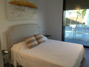 A bed or beds in a room at Casa de lujo frente a la playa de Es Trenc