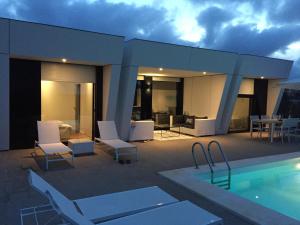 The swimming pool at or close to Casa de lujo frente a la playa de Es Trenc