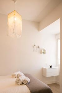 - une chambre avec un lit et des serviettes dans l'établissement Classic and Comfortable Topfloor Apartment 13 by Lisbonne Collection, à Lisbonne