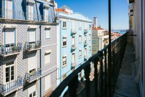 リスボンにあるClassic and Comfortable Topfloor Apartment 13 by Lisbonne Collectionの建物のバルコニーからの眺め