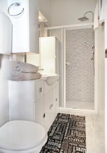 bagno bianco con servizi igienici e doccia di BnButler - Col di Lana - Navigli Apartment - Darsena a Milano