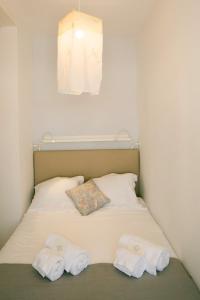 ein Bett mit zwei Handtüchern darüber in der Unterkunft Classic and Comfortable Topfloor Apartment 13 by Lisbonne Collection in Lissabon