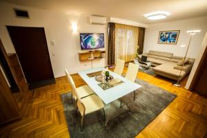 Μια τηλεόραση ή/και κέντρο ψυχαγωγίας στο Business Class Apartment