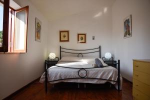 マツァーラ・デル・ヴァッロにあるVilla dei Nonniの窓付きの部屋にベッド付きのベッドルーム1室があります。