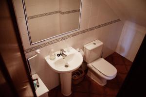 ein kleines Badezimmer mit Waschbecken und Toilette in der Unterkunft Milfontes Villa in Vila Nova de Milfontes