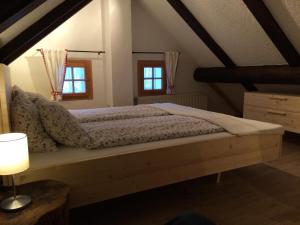 ラムサウ・アム・ダッハシュタインにあるKnollhäuslのベッドルーム1室(ベッド1台、窓2つ付)