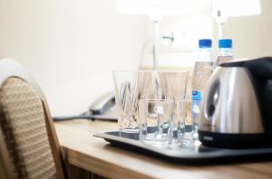een tafel met glazen en flessen water erop bij Complex Oktyabrskiy in Stavropol