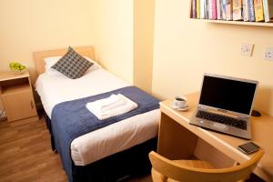 Tempat tidur dalam kamar di Menlo Park Apartments