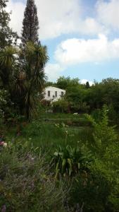 una casa bianca in mezzo a un campo di Cabañas Lagos Dos Molinos a Marcos Paz