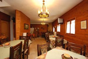 Restaurace v ubytování Guesthouse Alonistaina + 18 fotografií