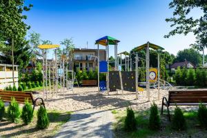 plac zabaw w parku z dwoma ławkami w obiekcie Green Point Apartment Kołobrzeg w Kołobrzegu