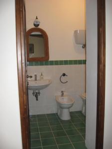 uma casa de banho com um lavatório e um WC em Podere Alberello em Torrita di Siena