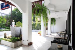 a courtyard with plants and a table in a building at T2 Hostel Thappraya 12 in Pattaya South
