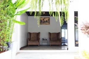 two chairs in the entry way of a house at T2 Hostel Thappraya 12 in Pattaya South