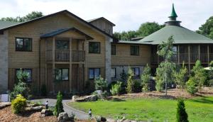 uma casa grande com um telhado verde em The Gulliver's Hotel em Warrington