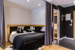 Łóżko lub łóżka w pokoju w obiekcie Apartament Czarny Staw